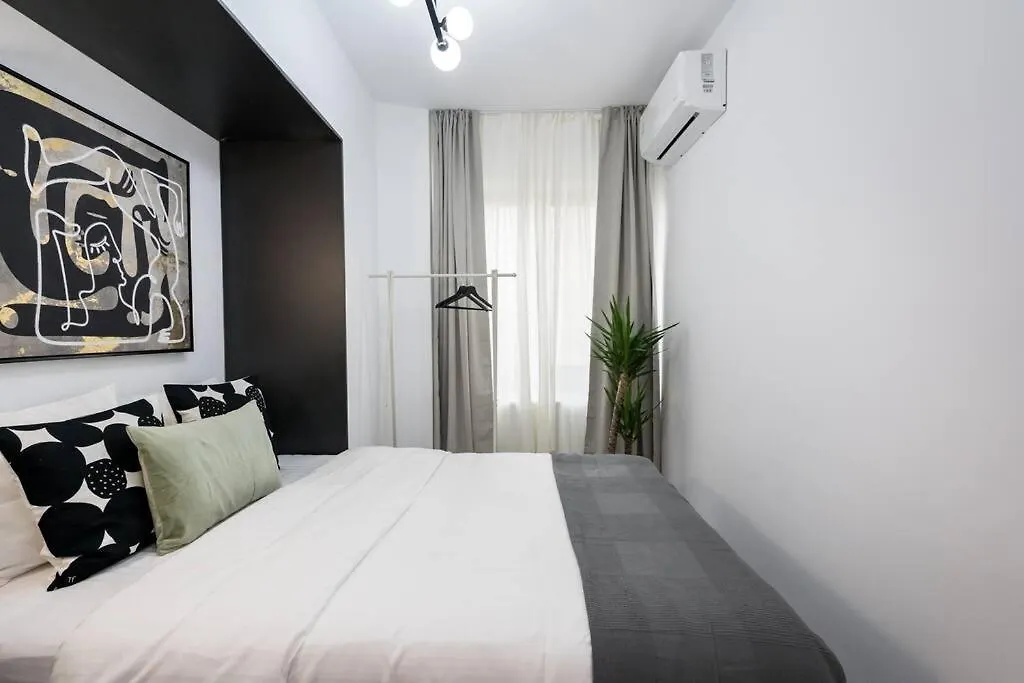 Apartment Sunny 2Br Flat - Top Location - Charming Balcony Bucharest