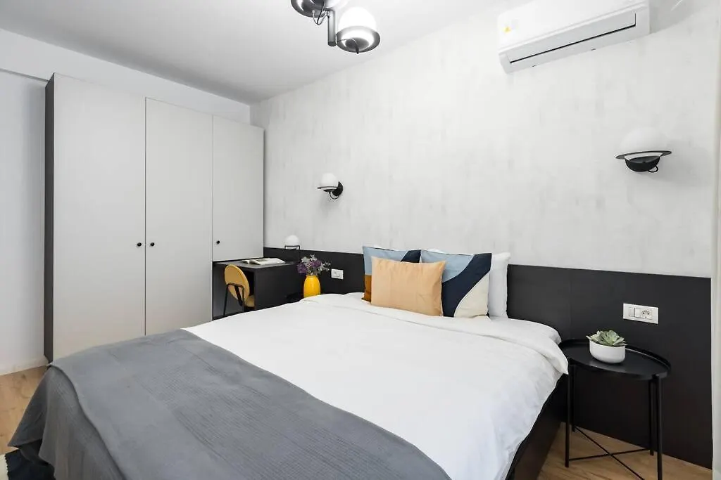 Apartment Sunny 2Br Flat - Top Location - Charming Balcony Bucharest