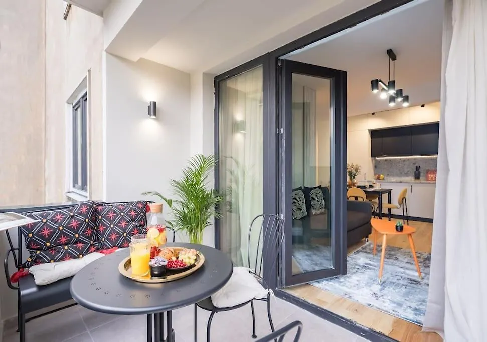 Apartment Sunny 2Br Flat - Top Location - Charming Balcony Bucharest